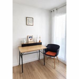 a desk and a chair in a room at le Cosy - Studio Apparthotel in Saint-Denis