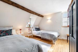 a bedroom with two beds and a window at Ferienhaus Gerbertor am Goldbach in Dörzbach