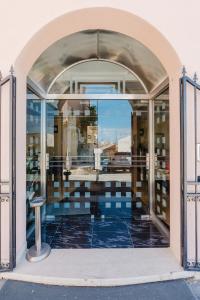 an entrance to a building with an archway at Cerri Hotel in Castellammare del Golfo