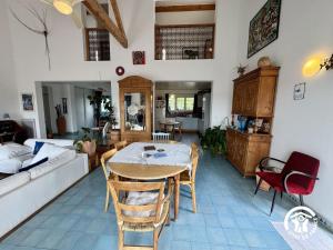a living room with a table and a couch at Entre mer et village in Leucate