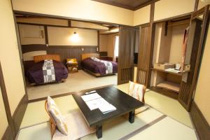a room with a table and a bed at お宿玄河 in Minamioguni