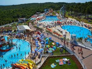 een bovenaanzicht van een waterpark met mensen erin bij Apartments Villa Herak in Poreč