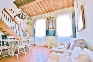 un soggiorno con un divano e un tavolo di Pepi apartments a Firenze