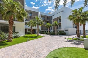a courtyard with palm trees in front of a building at Casa Arena Rosa in Jávea