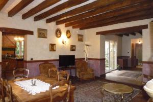 een woonkamer met een tafel en een televisie bij Songbird Sanctuary in Civray-de-Touraine