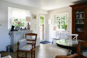 a living room with a glass table and chairs at Cottages Croix Abbé, Bergeronnette in Saint-Valéry-sur-Somme