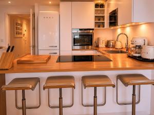a kitchen with a counter top with bar stools at Le Touquet Beach, Front de Mer & Garage in Le Touquet-Paris-Plage