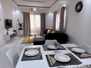 a living room with a table and a couch at Casa Leo in Agboogba