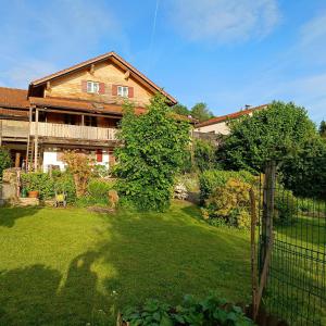 a house with a yard with a fence at Ferienwohnung Landblick Lalling in Lalling