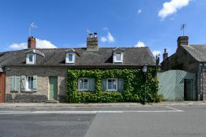 a house with ivy growing on the side of it at Cottages Croix Abbé, Bergeronnette in Saint-Valéry-sur-Somme