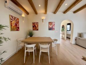 a dining room with a wooden table and chairs at Casa Pilara Alojamiento rural in Callosa de Segura