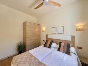 a bedroom with a bed with a ceiling fan at Casa Pilara Alojamiento rural in Callosa de Segura