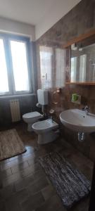 a bathroom with two sinks and two toilets at Casa Alice, in collina con panorama in Lonato