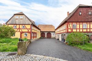 a cobblestone street in a village with buildings at Ferienwohnung Lausche in Hörnitz