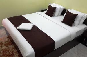 Kevins Bed & Breakfast في ميناء بلير: سرير كبير وملاءات ووسائد سوداء وبيضاء