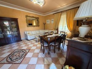 a living room with a table and chairs and a couch at Villa Aurea in Avola