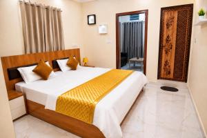 a bedroom with a large bed in a room at Ferro Livingz in Kumbalgod