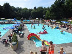 a group of people in a pool at a water park at Ruime Vakantiewoning - Hoeve Niets meer - met eigen privé terras en tuin in Balkbrug