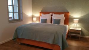 1 dormitorio con 1 cama grande y 2 lámparas en Rittergut Rottewitz en Meißen