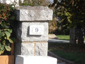 ein Steindenkmal mit der Nummer drauf in der Unterkunft La Clôture in Lanouée