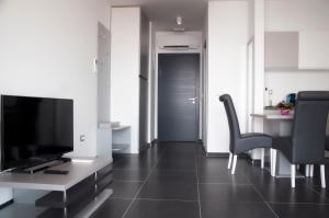 TV a/nebo společenská místnost v ubytování Whitehouse Apartments