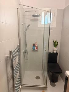 eine Dusche mit Glastür im Badezimmer in der Unterkunft Labrini's House in Vélon + 22 Fotos