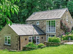a small stone house in a yard at 1 Bed in Dronfield oc-40971 in Chesterfield