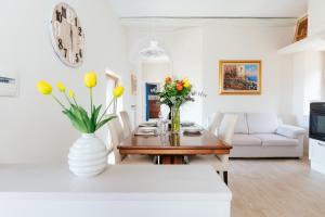a living room with a table with flowers in a vase at casa FraLu in Vico Equense
