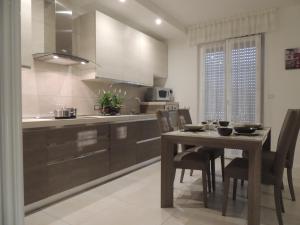 A kitchen or kitchenette at Appartamenti Casa Prandel