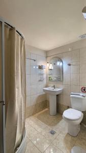 ein Badezimmer mit Toilette und Waschbecken in der Unterkunft Plaz Hotel in Selianitika + 71 Fotos