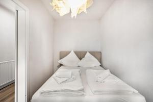 a small bedroom with a bed with a mirror at Kleine Seeperle in Quickborn