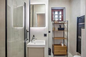 a bathroom with a sink and a mirror and a shower at Kleine Seeperle in Quickborn +15 photos