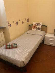 two twin beds in a bedroom with a pillow at Villa Fontana in Capannori +19 photos