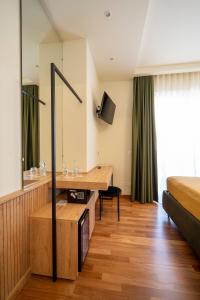 ein Hotelzimmer mit Waschbecken und Spiegel in der Unterkunft SIGIS HOTEL - Fiumicino in Fiumicino