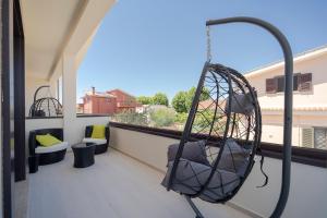 eine Schaukel auf dem Balkon einer Wohnung in der Unterkunft SIGIS HOTEL - Fiumicino in Fiumicino + 30 Fotos
