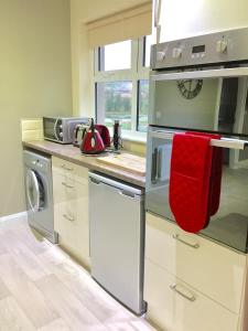 A kitchen or kitchenette at Ashbrook House Apartments