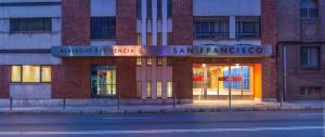 un bâtiment avec un panneau indiquant san francisco dans l'établissement Albergue Peregrinos San Francisco de Asis, à León