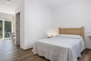 a bedroom with a large white bed and a table at Casa de 10 - 2a in Vejer de la Frontera +22 photos
