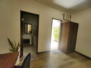 a living room with a table and a door to a bathroom at Sabine's Place in Cangbaliguia