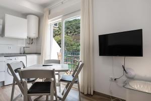 a kitchen and dining room with a table and chairs at Casa de 10 - 2a in Vejer de la Frontera