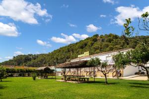 a building with a picnic table and a mountain in the background at Casa de 10 - 2a in Vejer de la Frontera