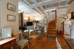 a room with a staircase and a living room at Cottages Croix L'abbé, les Mouettes in Saint-Valéry-sur-Somme