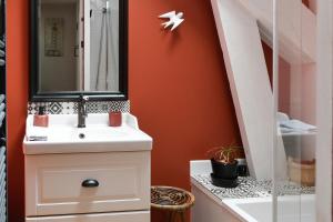 a bathroom with a sink and a mirror at Cottages Croix L'abbé, les Mouettes in Saint-Valéry-sur-Somme +13 photos