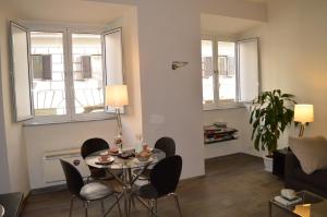 ローマにあるBanchi Vecchi NYのリビングルーム(テーブル、椅子、窓付)