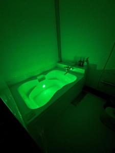 a green room with a sink in a bathroom at ホテル ダブルイン茨木 in Ibaraki +38 photos