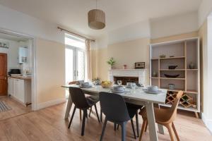 a kitchen and dining room with a table and chairs at Spacious 3 Bed In Rugby in Rugby +16 photos