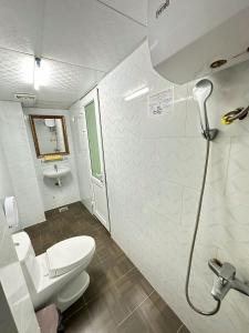 a white bathroom with a toilet and a sink at Thanh 57 TKH Hotel - Giá mềm ngay bên chợ Đà Lạt in Da Lat
