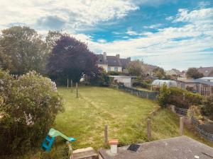 a backyard with a yard with a grassy field at Cap d'Equih' in Équihen-Plage