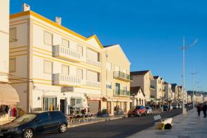 ナザレにあるCasa da Liberdade em Nazaréの路上駐車の建物
