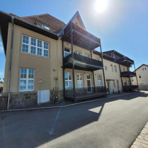 a large building on the side of a street at Ferienwohnung Franka in Sonneberg